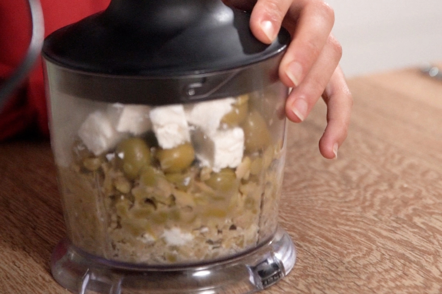 Receta casera de dip de queso feta y aceitunas. Picamos todos lo ingredientes