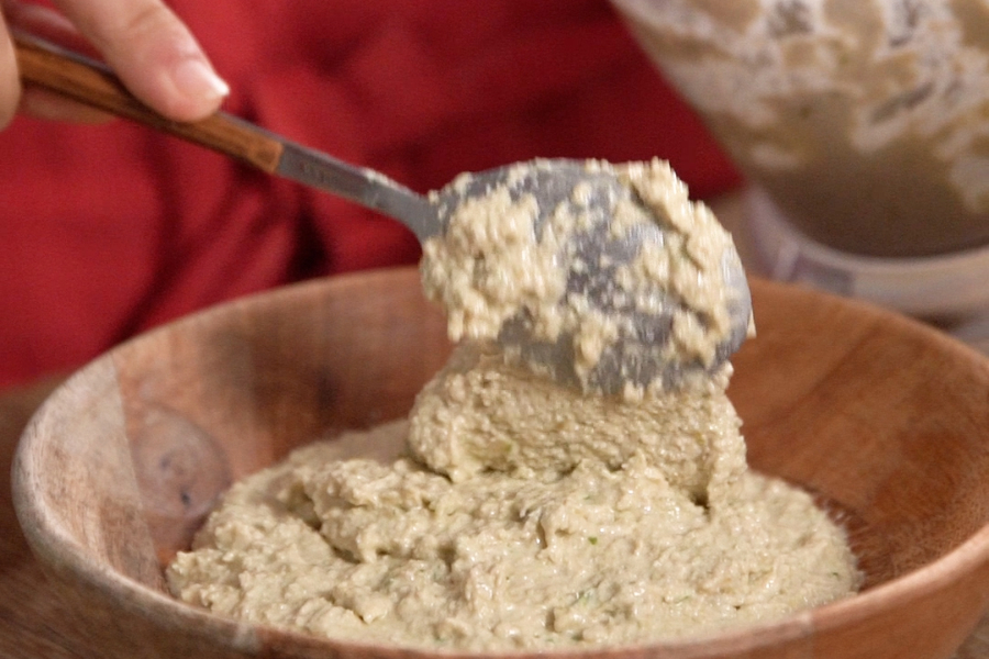 Receta casera de dip de queso feta y aceitunas. Pasamos a un cuenco