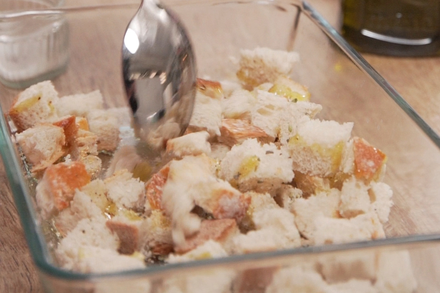 Receta casera de Ensalada panzanella. Aliñamos el pan con AOVE Excelentum La masía y horneamos