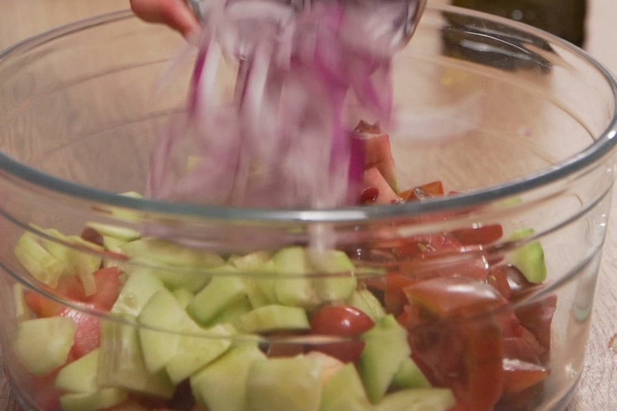 Receta casera de Ensalada panzanella. Cortamos las verduras