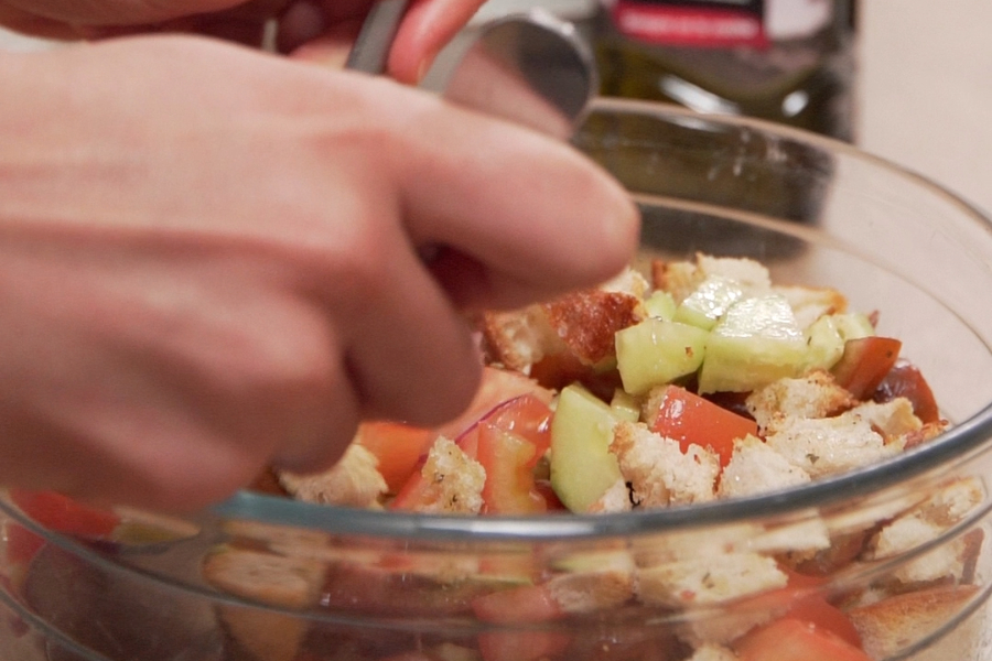 Receta casera de Ensalada panzanella. Montamos y aliñamos la ensalada