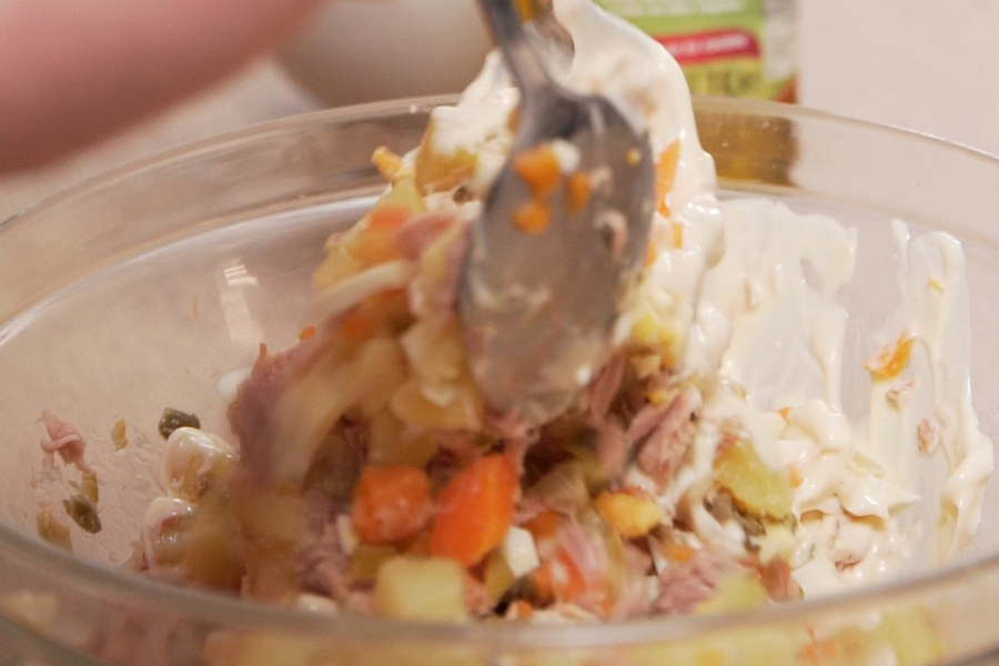 Receta casera de Ensaladilla de anchoas. Mezclamos todos los ingredientes