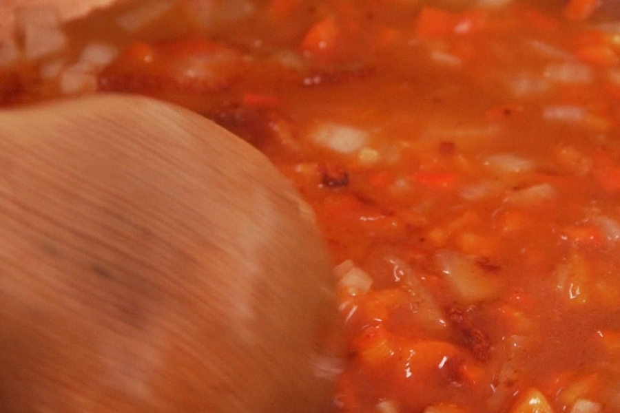 Receta casera de garbanzos con huevo. Cocinamos en aceite de oliva sumum la masia