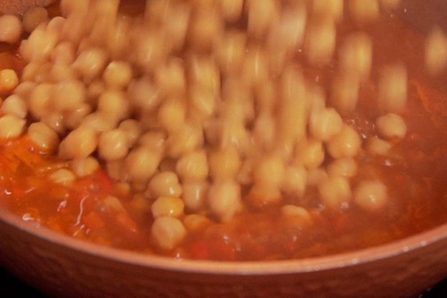 Receta casera de garbanzos con huevo. Añadimos los garbanzos