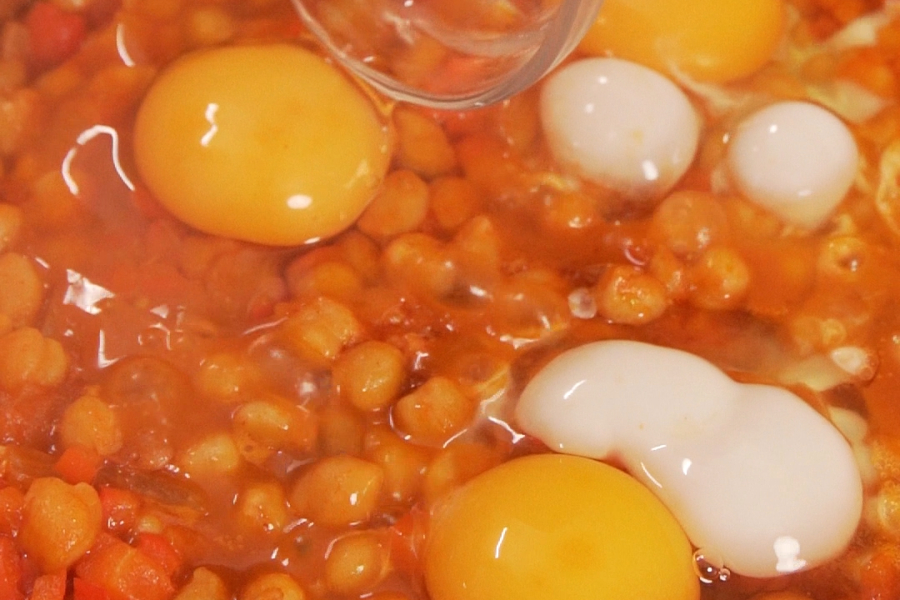 Receta casera de garbanzos con huevo. Añadimos los huevos