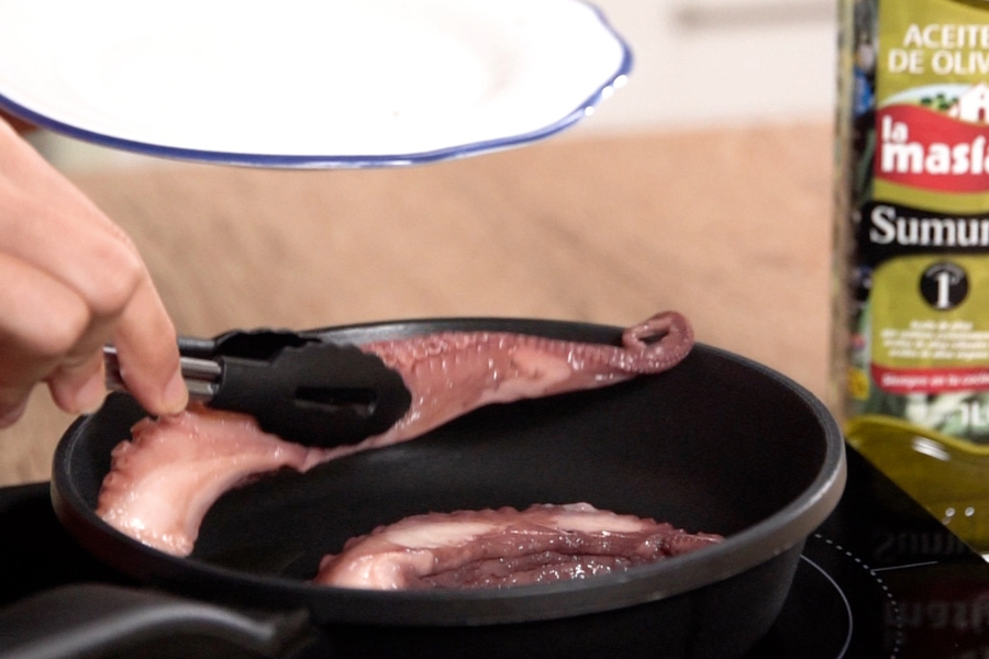 Receta casera de Huevos rellenos de pulpo. Marcamos el pulpo en Aceite de oliva Sumum la masía