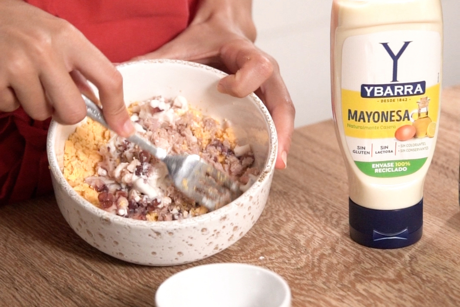 Receta casera de Huevos rellenos de pulpo. Preparamos el relleno