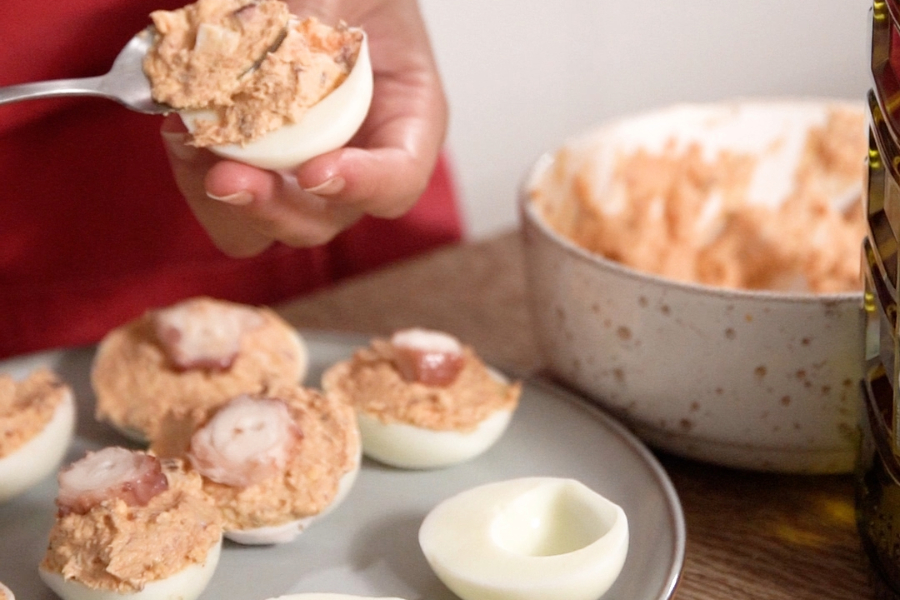 Receta casera de Huevos rellenos de pulpo. Rellenamos los huevos