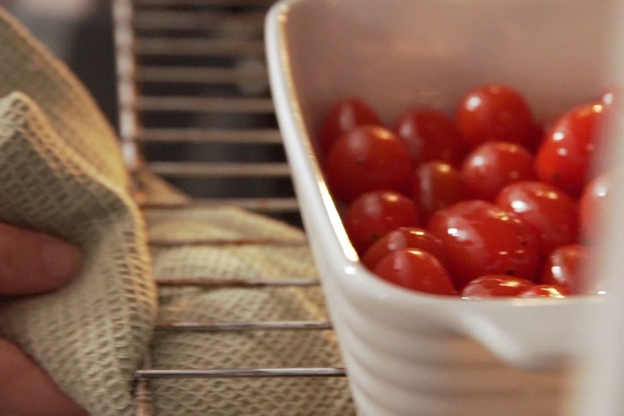 Receta casera de hummus de cherrys asados. Hornemos los cherrys y el ajo