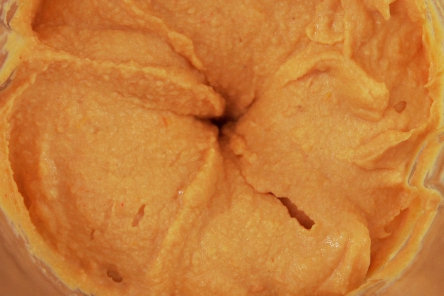Receta casera de hummus de cherrys asados. Trituramos los ingredientes