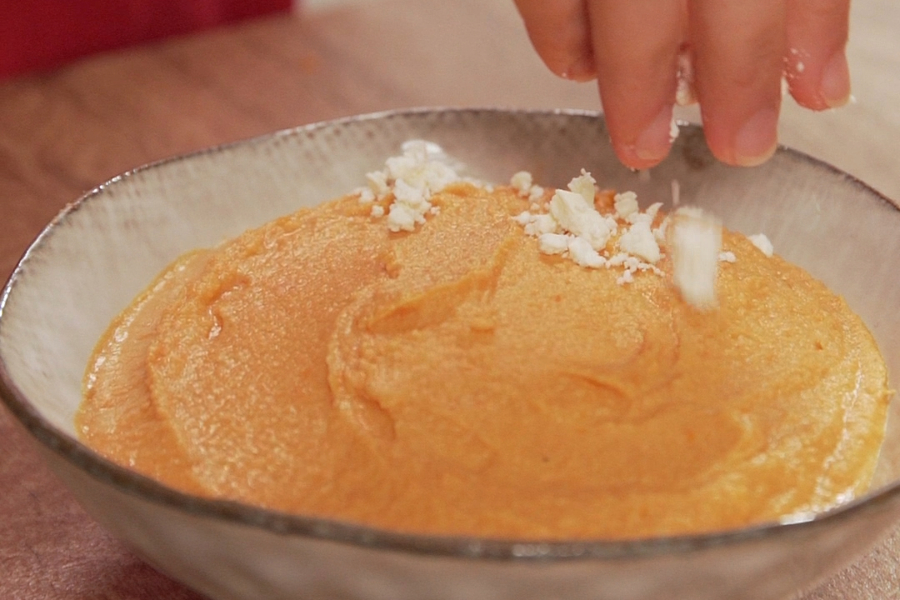 Receta casera de hummus de cherrys asados. Montamos el plato final
