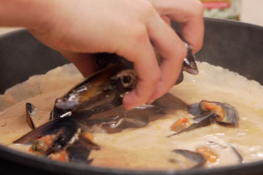 Receta casera de Mejillones al curry. Mezclamos todo y añadimos cilantro