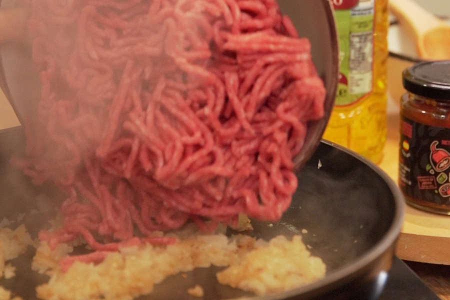 Receta casera de nachos con carne. Cocinamos la carne en aceite de oliva clásico la masía