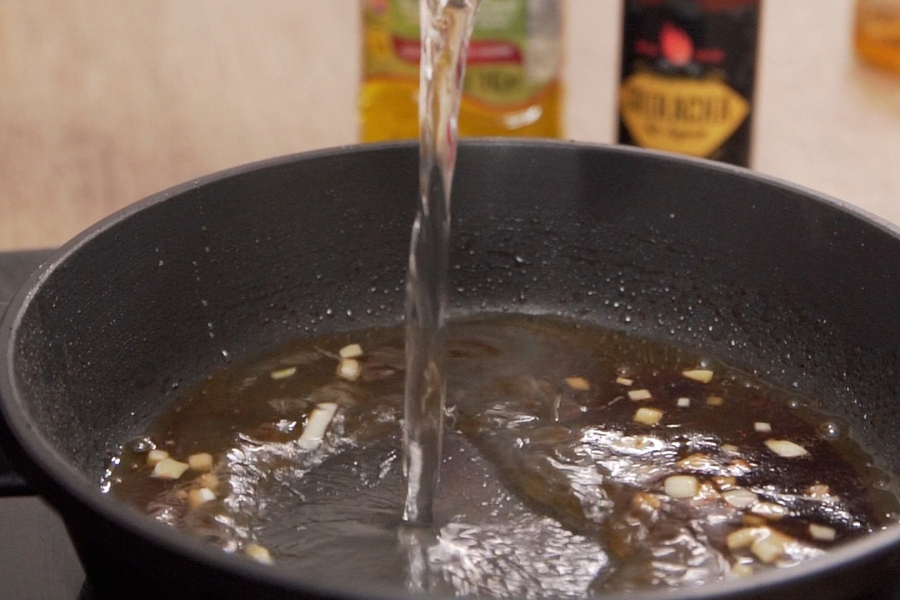 Receta casera de Pollo frito coreano. Preparamos la salsa con el aceite de oliva Clásico La Masía
