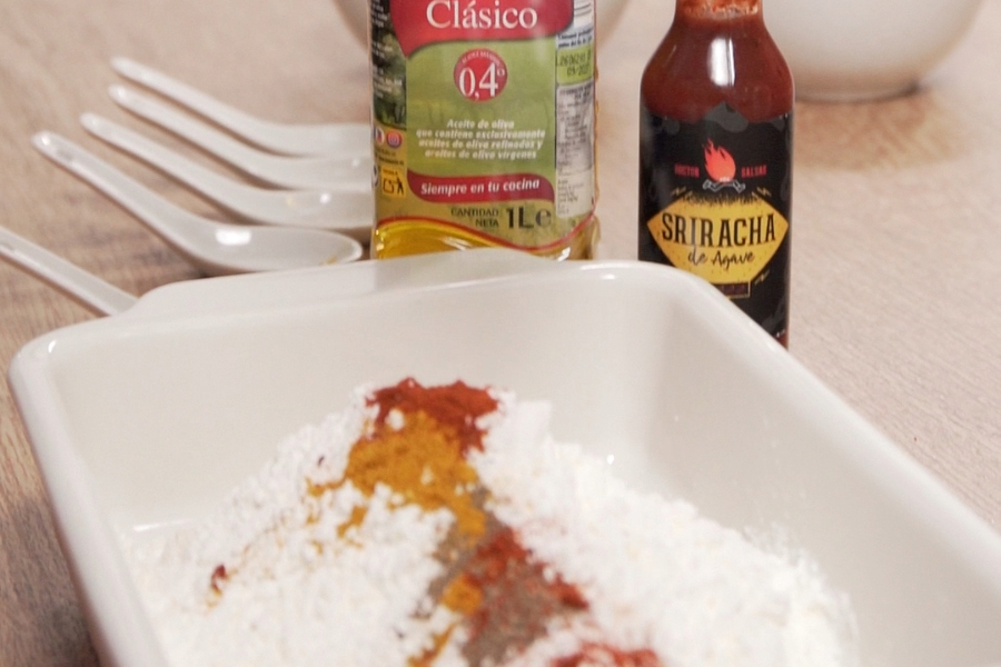 Receta casera de Pollo frito coreano. Preparamos la mezcla de harina