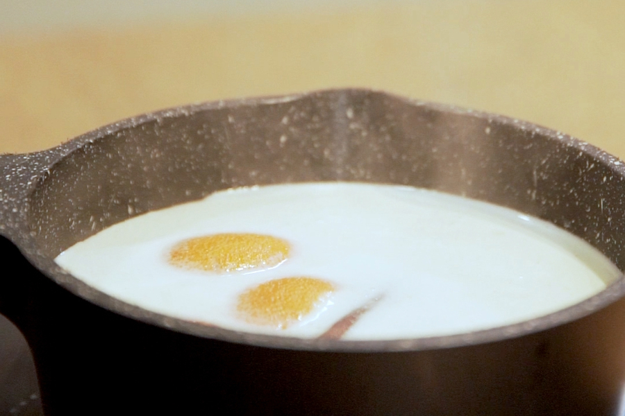 Receta casera de torrijas con crema de pistacho. Preparamos la leche