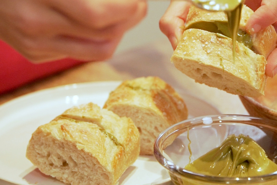 Receta casera de torrijas con crema de pistacho. Cortamos y rellenamos el pan