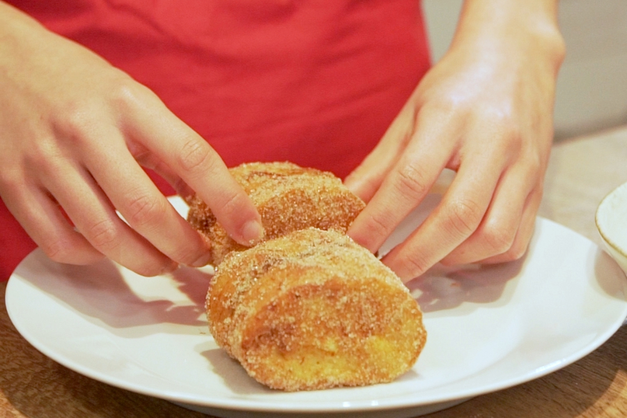 Receta casera de torrijas con crema de pistacho. Freimos el pan en aceite de oliva clásico la masia