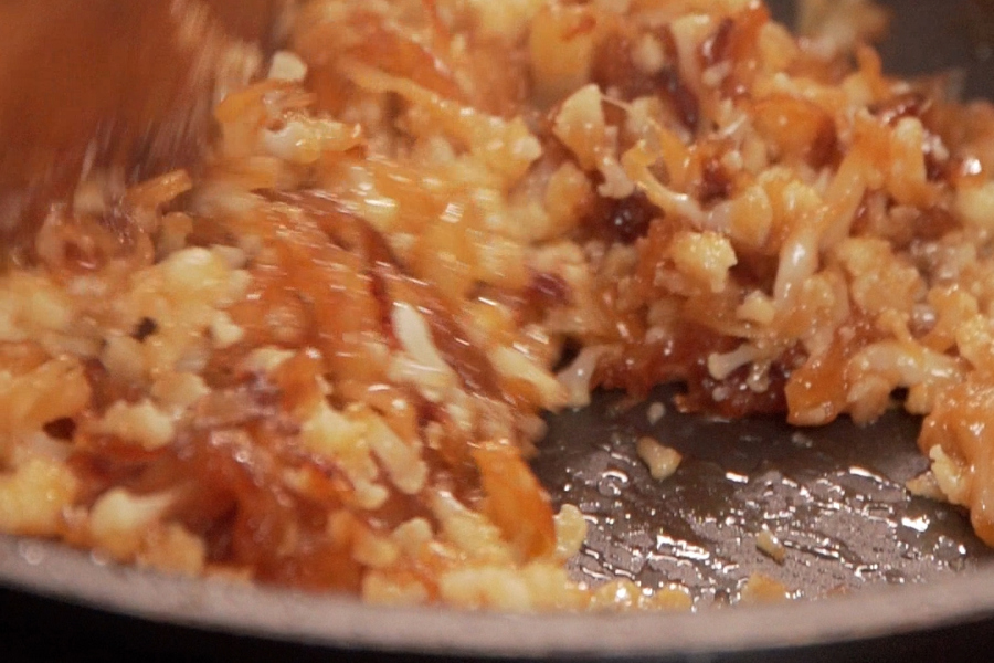Receta casera de Tortilla de coliflor y cebolla caramelizada. Caramelizamos la cebolla en aceite de oliva Clásico La Masía