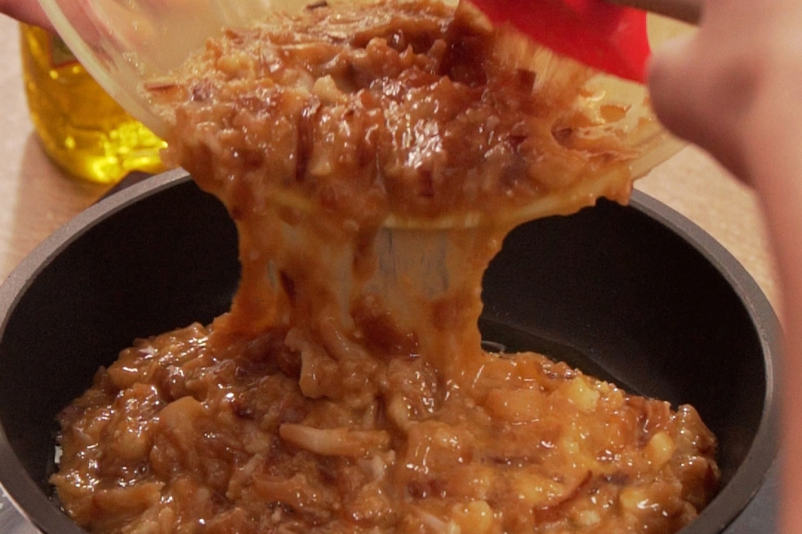 Receta casera de Tortilla de coliflor y cebolla caramelizada. Hacemos la tortilla