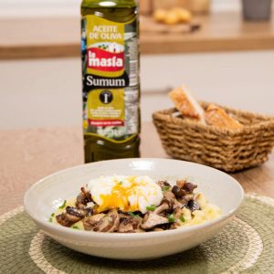 Receta casera de Cremoso de patata con setas y huevo. Con Aceite de oliva Sumum La Masía
