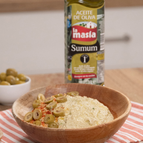 Receta casera de dip de queso feta y aceitunas. Aceite de oliva Sumum La Masía