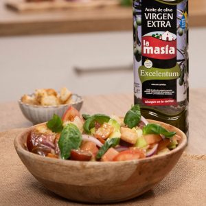 Receta casera de Ensalada panzanella. Con AOVE Excelentum La Masía