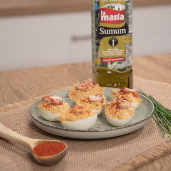 Receta casera de Huevos rellenos de pulpo. Aceite de oliva Sumum la masía