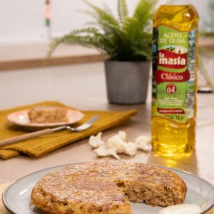 Receta casera de Tortilla de coliflor y cebolla caramelizada. Aceite de oliva clásico la masía