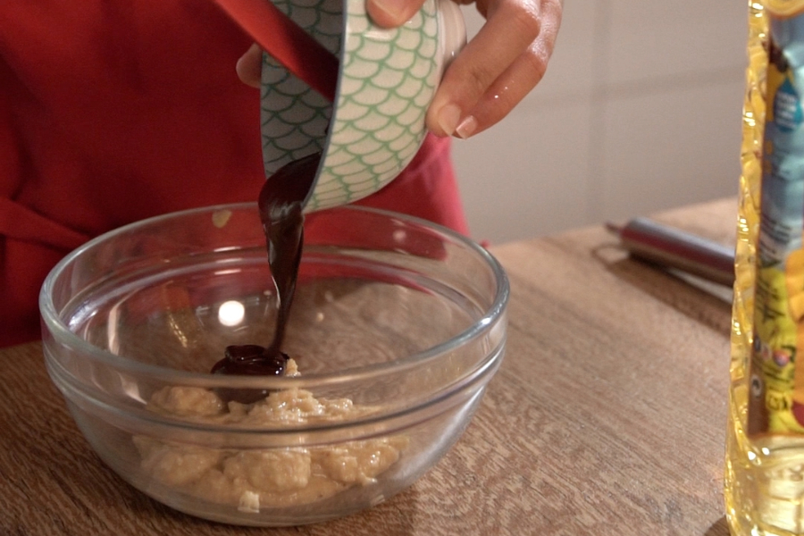 Receta casera de Bizcocho de chocolate sin gluten y sin azúcar. Separamos las masas y añadimos chocolate fundido