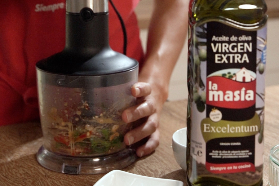 Receta casera de Ensalada de espárragos con crema de pimientos y anchoas. Trituramos los ingredientes para preparar la salsa