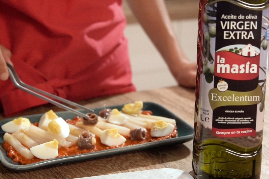 Receta casera de Ensalada de espárragos con crema de pimientos y anchoas. Montamos el plato