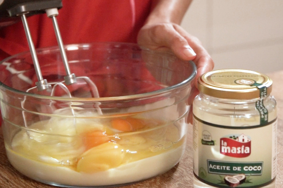 Receta casera de Flan de huevo y leche condensada. Batimos los ingredientes