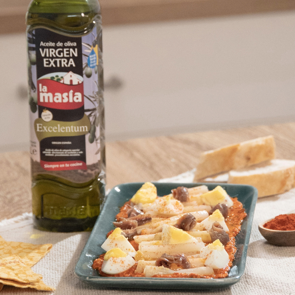 Receta casera de Ensalada de espárragos con crema de pimientos y anchoas. Aceite de oliva Excelentum La Masia