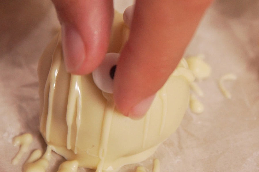 Receta casera de bombones momia. Últimos toques