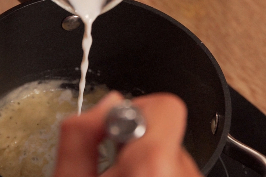 Receta casera de croquetas de tortilla de patatas. Hacemos la bechamel