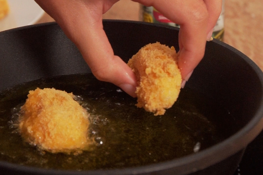 Receta casera de croquetas de tortilla de patatas. Montamos las croquetas y las freimos en aceite de oliva sumum la masia