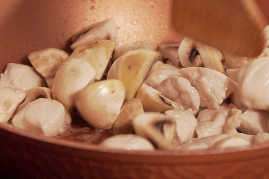 Receta casera de garbanzos con pollo y champiñones. Cocinamos en aceite de oliva sumum la masia