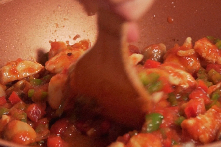 Receta casera de garbanzos con pollo y champiñones. Pochamos las verduras