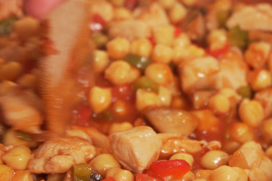 Receta casera de garbanzos con pollo y champiñones. Integramos todo