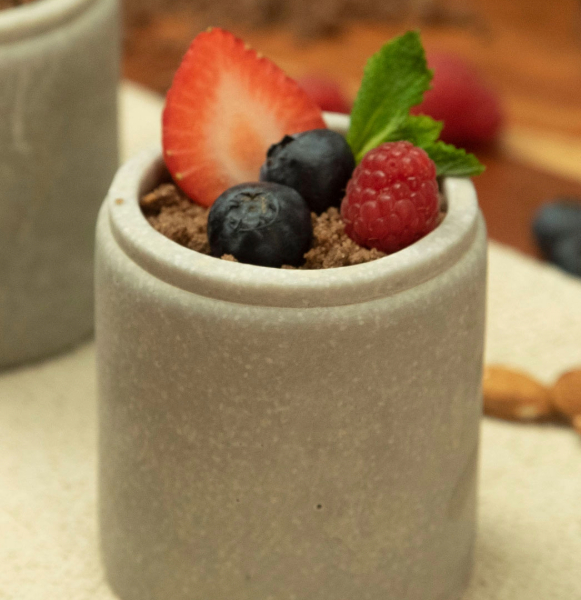 Receta casera de Maceta de queso y chocolate con frutos rojos. Aceite de coco Virgen Extra La masía
