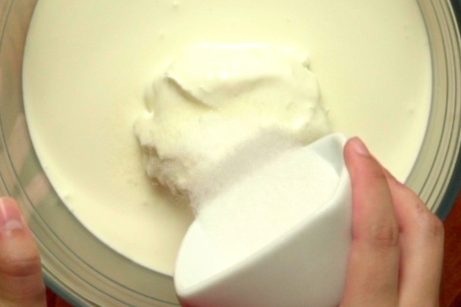 Receta casera de macetas de queso y chocolate con frutos rojos. Preparamos la crema de galleta