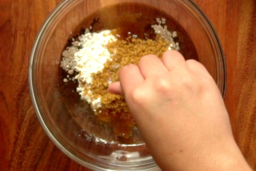 Receta casera de macetas de queso y chocolate con frutos rojos. Preparamos el crumble