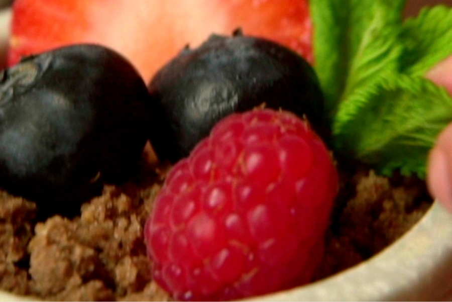 Receta casera de macetas de queso y chocolate con frutos rojos. Montamos la maceta