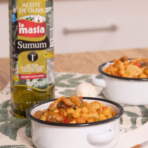 Garbanzos con pollo y champiñones. Aceite de oliva Sumum